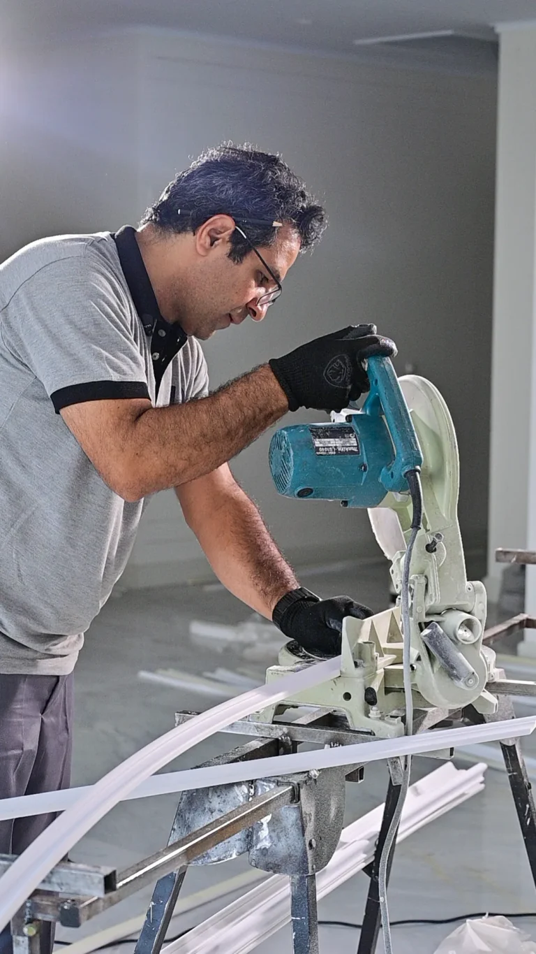 نمایی از مراحل اجرای ابزارهای دکوراتیو در پروژه خیابان جمالی هروی