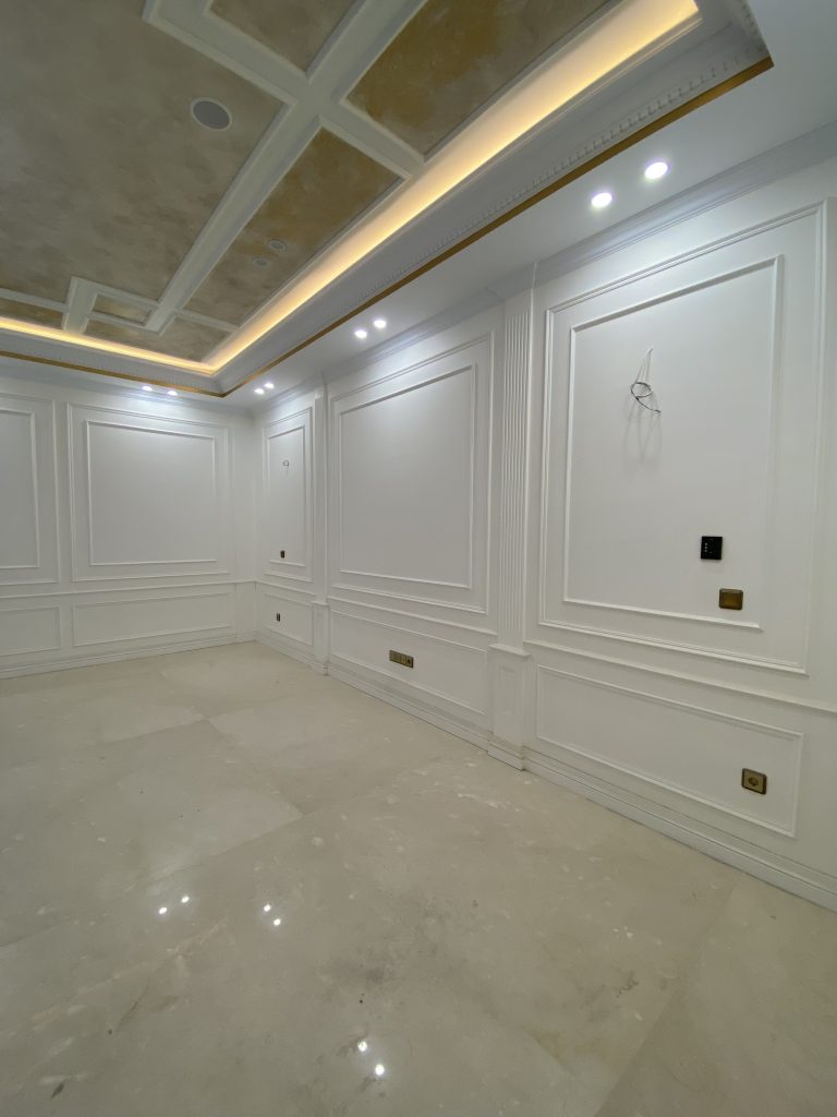 قاب‌بندی دیوار نئوکلاسیک در پروژه مسکونی قیطریه درنیکا دکور