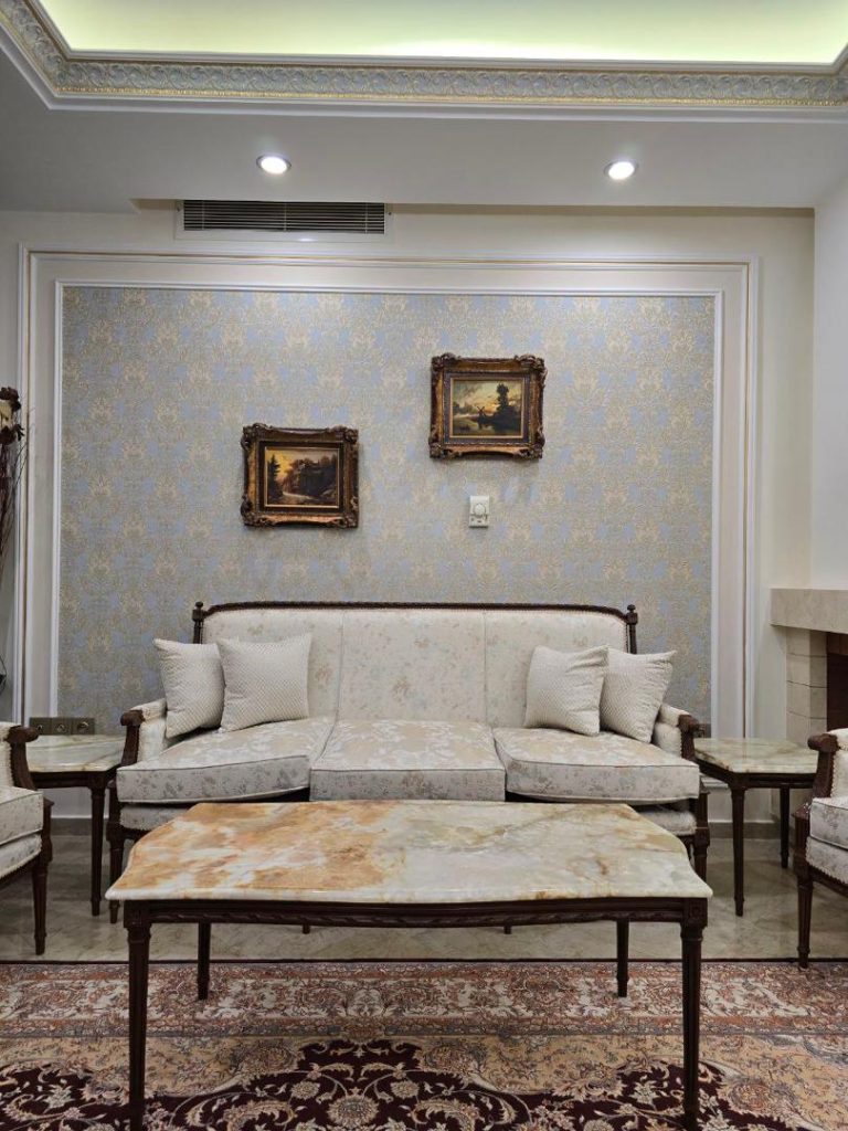 قاب‌بندی دیوار و پتینه در پروژه آقای گلشن
